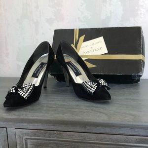STUART WEITZMAN SILVER HEEL AND BOW PUMPS